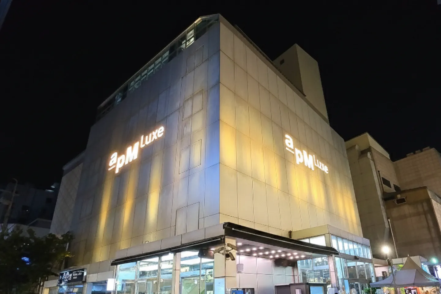 apM Luxe building in Dongdaemun at night