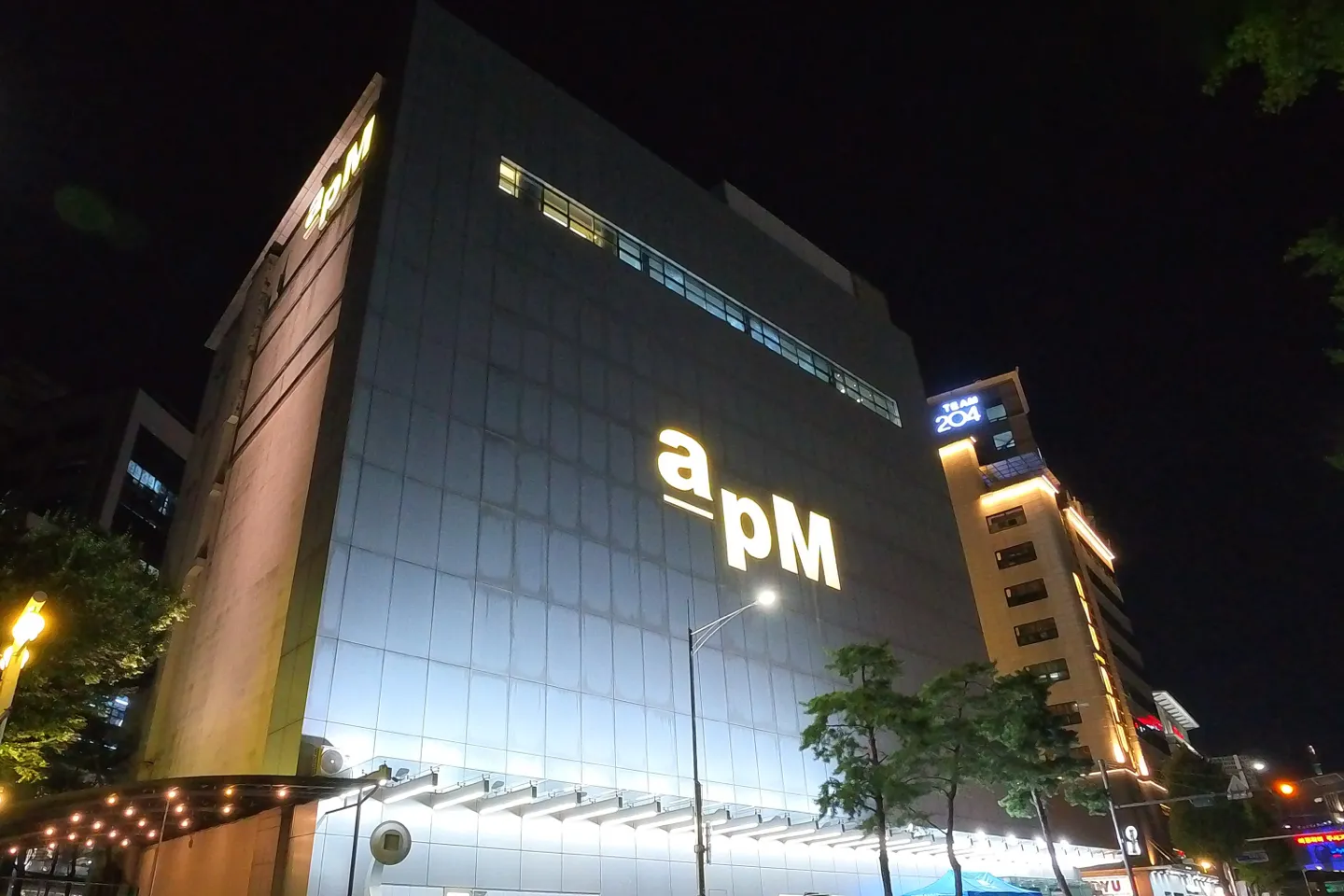 apM building in Dongdaemun at night